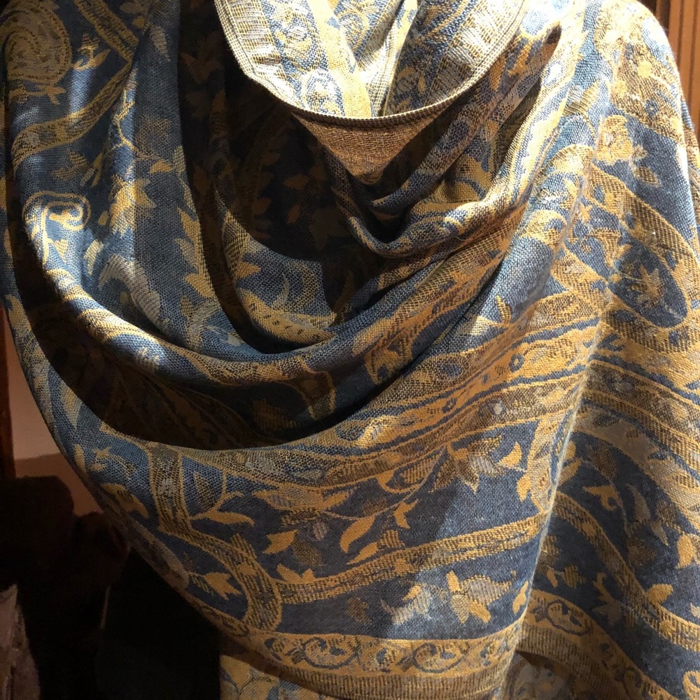 Vintage styled blue paisley pashmina shawl
